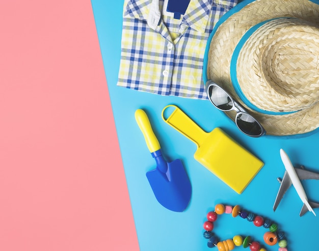 Sommer-Reise-Mode für Jungen auf blauem rosa Kopienraumhintergrund