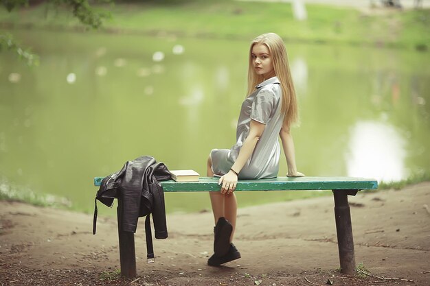 Sommer schöne junge Blondine im Park