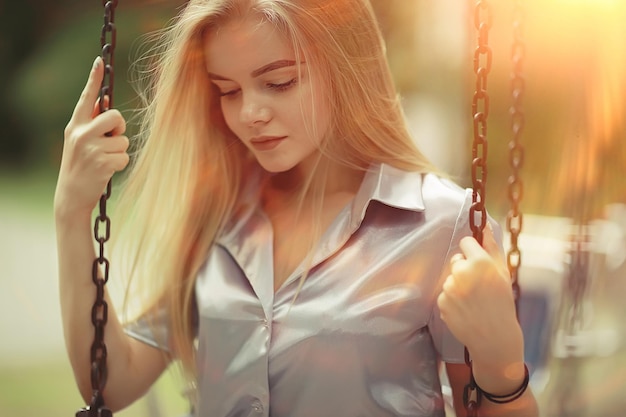 Sommer schöne junge Blondine im Park