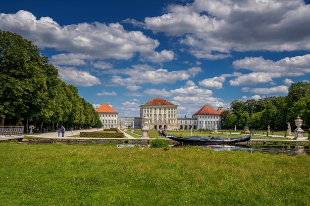 Sommer schöner blick auf das schloss in münchen nymphenburg