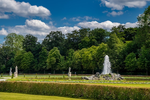 Sommer schöner blick auf das schloss in münchen nymphenburg