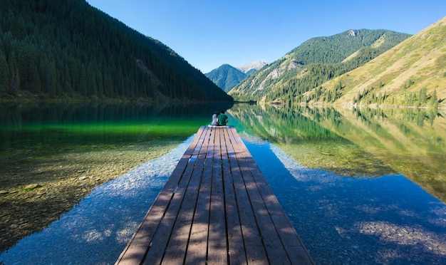 Sommer schönes Panorama des Bergsees Kolsai in Kasachstan