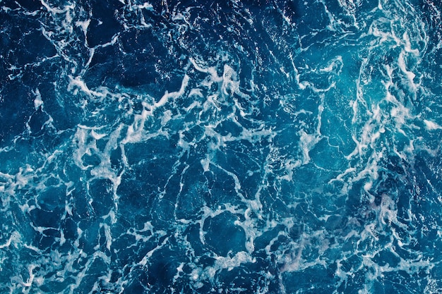 Sommer-Schwimmbad mit ruhigem horizontalen Wellen-Hintergrund