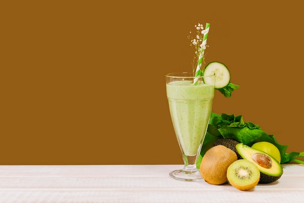 Foto sommer smoothie mit exemplar und früchten