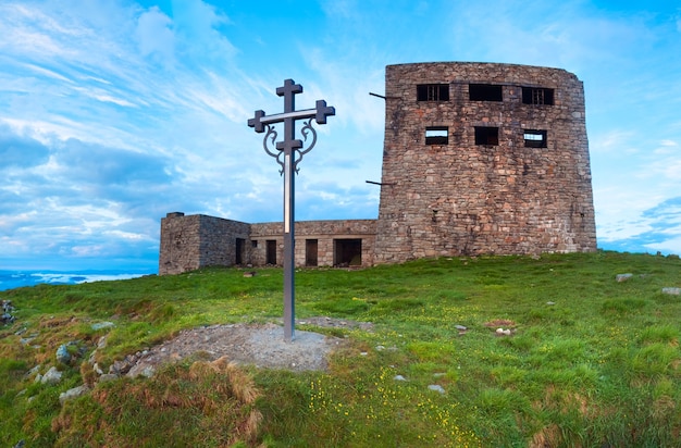 Sommer-Sonnenaufgang-Observatorium Ruinen Blick auf Pip Ivan Berggipfel mit Christentum Kreuz in der Nähe (Tschornogora Ridge, Karpaten, Ukraine)