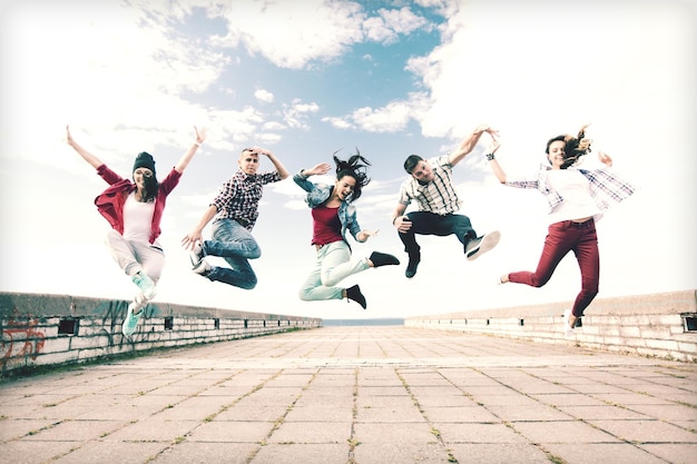 Sommer-, Sport-, Tanz- und Teenager-Lifestyle-Konzept - Gruppe von Teenagern springen