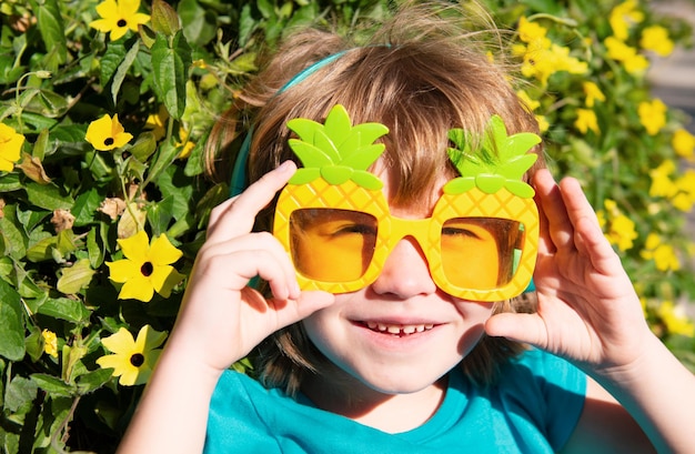Sommer-Stimmung Glückliches Kind mit verrückter Sonnenbrille Glücklicher Junge mit Partybrille