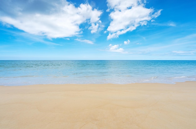 Sommer Strand Meer Saison Gruß Hintergrund Tropischer Sandstrand mit blauem Ozean und blauem Himmel bewölkt Hintergrundbild für Naturhintergrund oder Sommerhintergrund