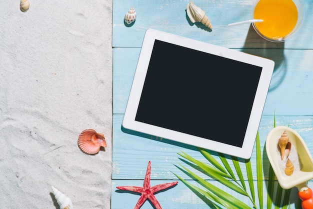 Sommer Strandurlaub Zubehör und digitales Tablet