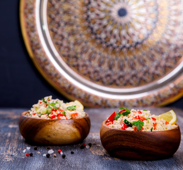 Foto sommer tabouleh salat mit couscous.