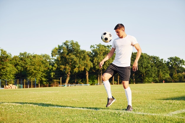 Sommer tagsüber Junge Fußballspieler trainieren auf dem sportlichen Feld