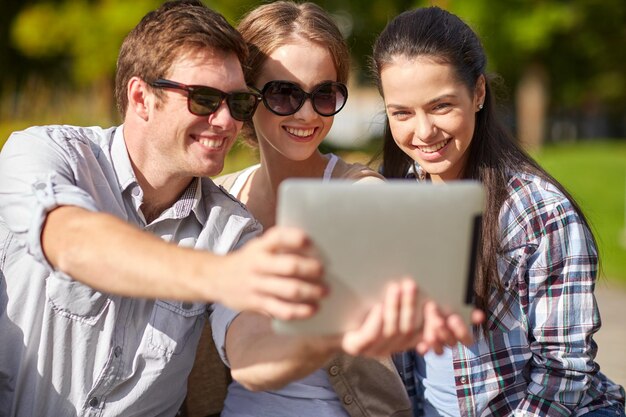 sommer, technologie, bildung und jugendliches konzept - gruppe glücklicher studenten oder jugendlicher mit tablet-pc-computer, die selfie machen