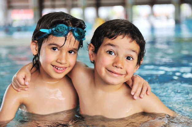Sommer- und Badeaktivitäten für glückliche Kinder am Pool
