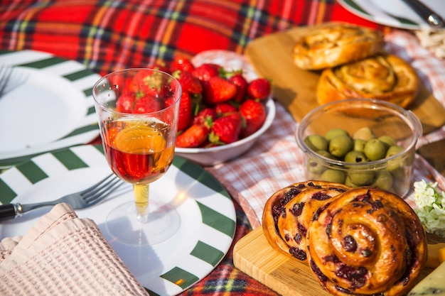 Sommer und Frühling Erholung im Freien mit köstlichen schönen Speisen und Weinen