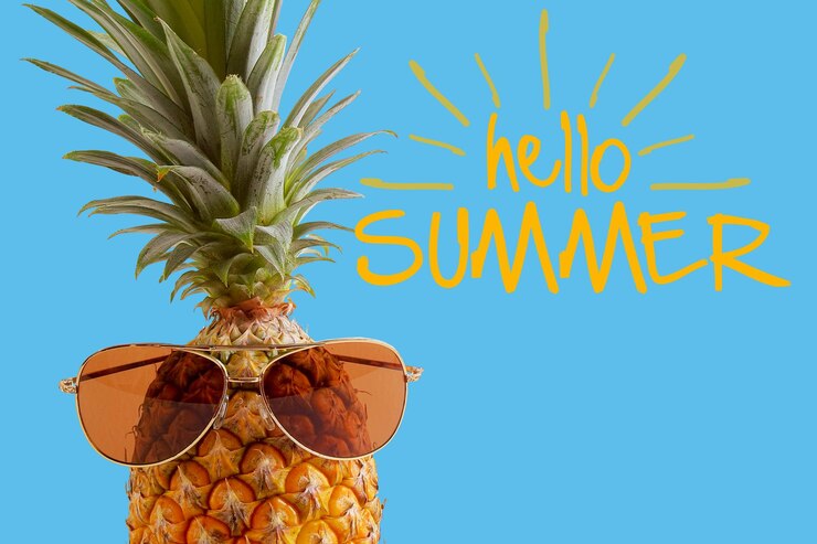 Foto sommer- und urlaubskonzepthipster ananas modeaccessoires und früchte auf blau und hallo sommer