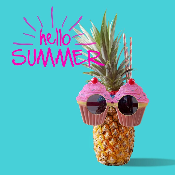 Foto sommer- und urlaubskonzepthipster ananas modeaccessoires und früchte auf blau und hallo sommer
