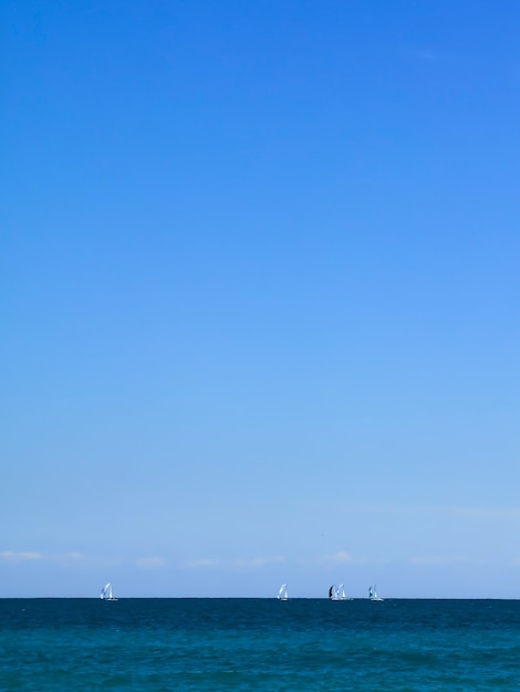 Sommer vertikaler Hintergrund Boote Meer Himmel und Platz für Text kopieren