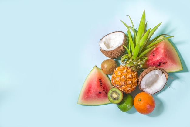 Sommer Vitamin Lebensmittel Konzept, verschiedene Obst und Beeren Hintergrund - Wassermelone Ananas Äpfel Kiwi Kokosnuss Orange Limette kreative flache Lage