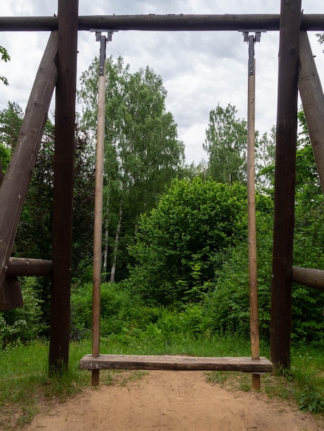 Sommer warm Leere Schaukel im Wald