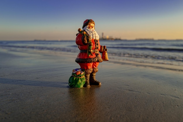 Sommer Weihnachtsmann. Weihnachten und Neujahr im Urlaub am Meer.