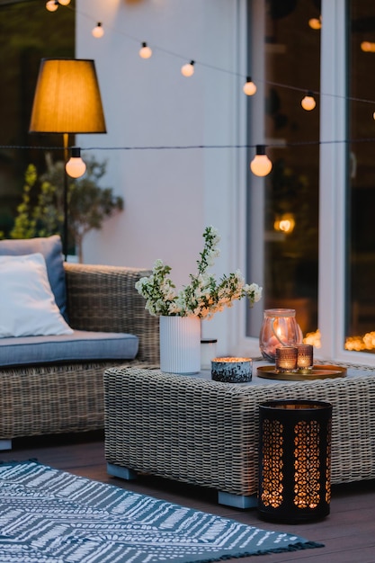 Sommerabend auf der Terrasse eines schönen Vorstadthauses mit Garten