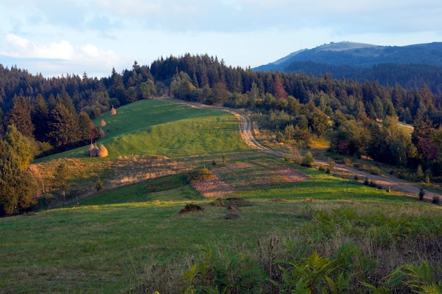 Sommerabend Bergberg mit Stapel Heu und Landstraße