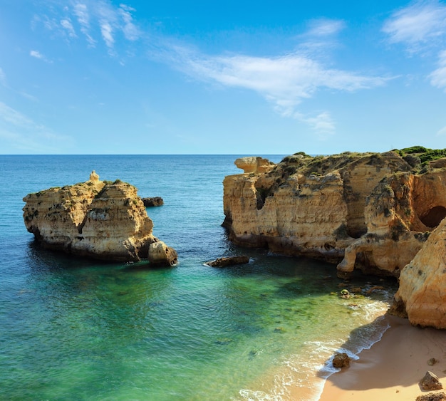 Sommerabend Blick auf die Atlantikküste und Sandstrand Praia de San Rafael mit Kalksteinfelsen Albufeira Algarve Portugal