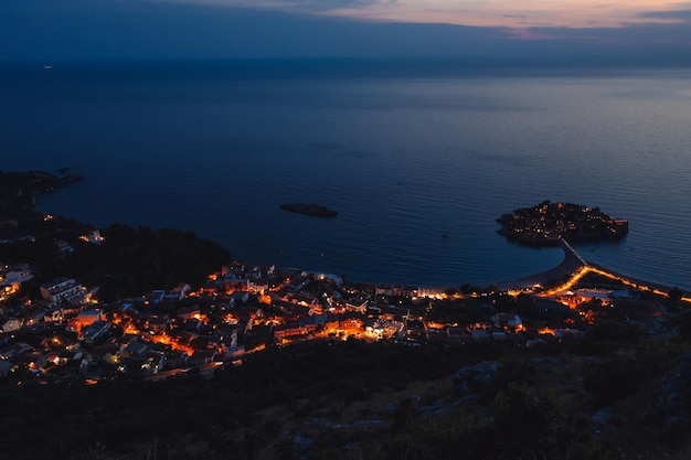 Foto sommerabend in der alten stadt sveti stefan in montenegro