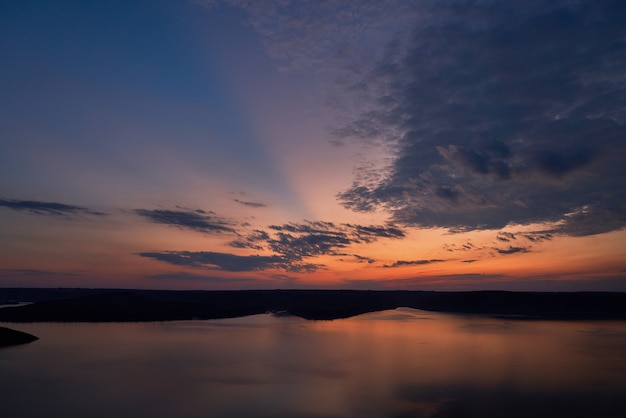 Sommerabend, schöner Sonnenuntergang.