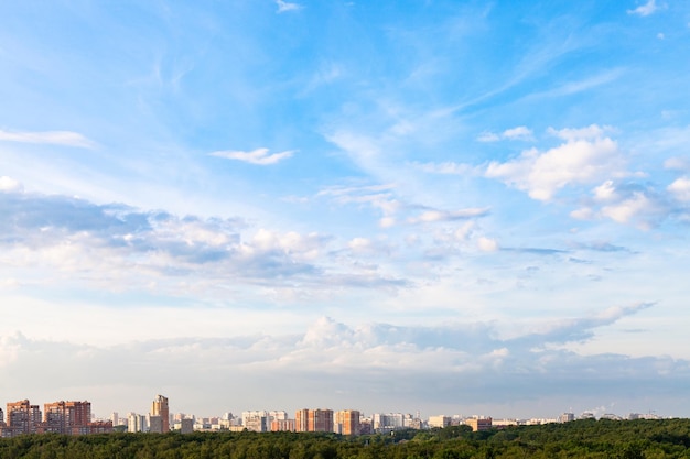 Sommerabendhimmel über Wohnviertel