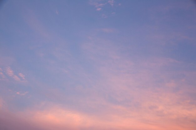 Sommerabendsonnenuntergang in Gelborange und Rosa mit Wolkenhintergrund