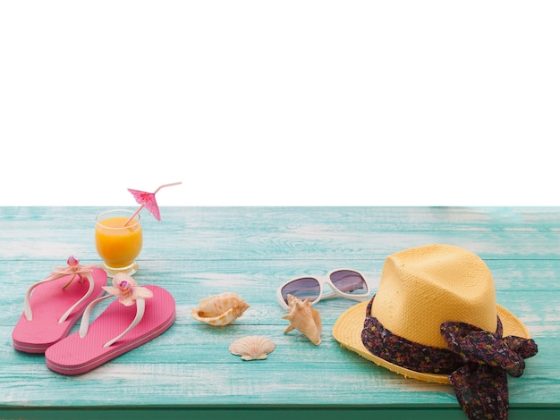 Sommeraccessoires Hut und Flip-Flops auf Holzschreibtisch