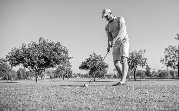 Sommeraktivität Profisport männlicher Golfspieler im Freien auf professionellem Golfplatz