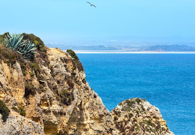 Sommeransicht der felsigen Küste des Atlantiks (Lagos, Algarve, Portugal).