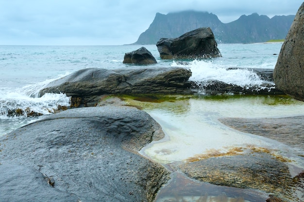 Sommeransicht des steinigen Strandes von Haukland (Norwegen, Lofoten).