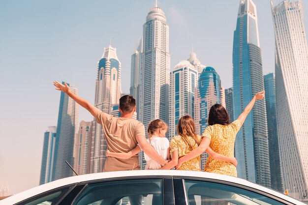 Sommerautofahrt und junge Familie im Urlaub