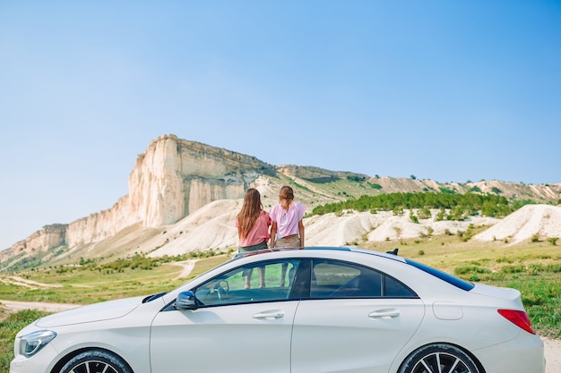 Sommerautofahrt und Kinder im Urlaub