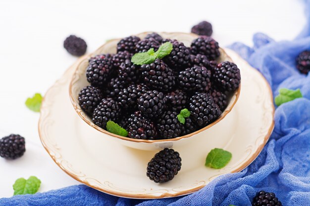 Sommerbeere auf dem Tisch. Gesundes Lebensstilkonzept, Brombeeren in der Schüssel.