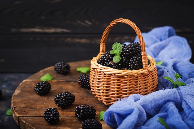 Sommerbeere auf Tabelle. Gesundes Lebensstilkonzept, Brombeeren im Korb