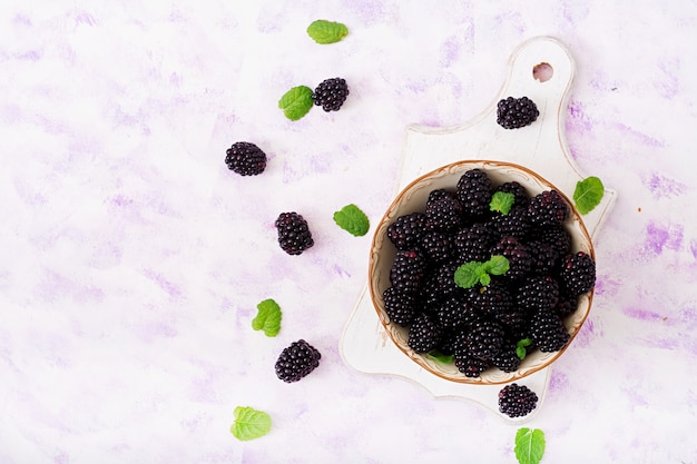 Sommerbeere auf Tabelle. Gesundes Lebensstilkonzept, Brombeeren in der Schüssel. Flach legen. Draufsicht