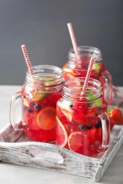 Sommerbeerenlimonade mit Limette und Minze im Einmachglas