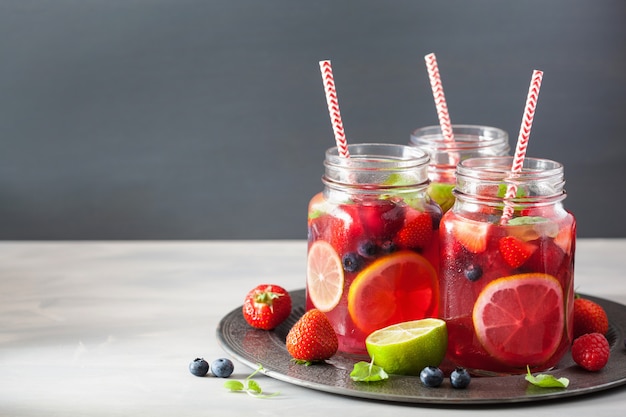 Sommerbeerenlimonade mit Limette und Minze im Einmachglas