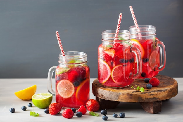 Sommerbeerenlimonade mit Limette und Minze im Einmachglas