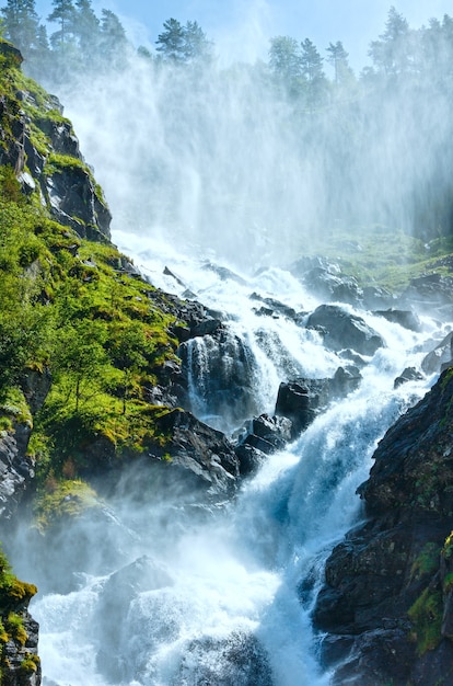 Sommerberg Latefossen Wasserfall am Hang