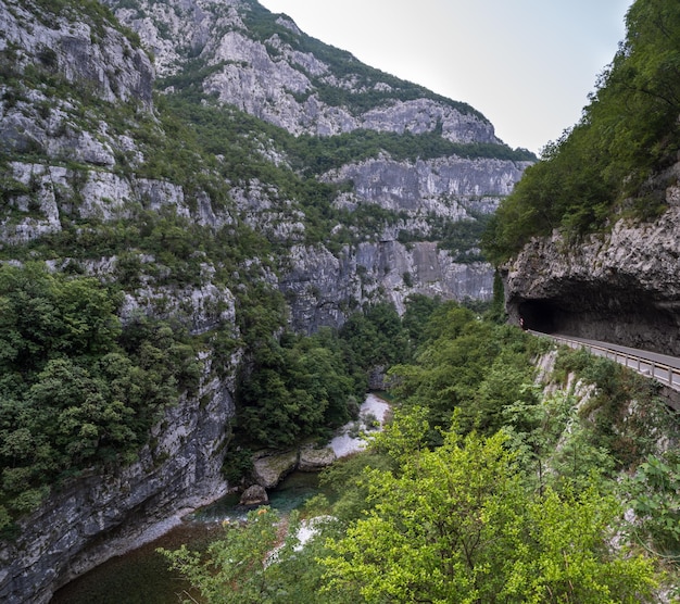 Foto sommerberg moraca river canyon montenegro