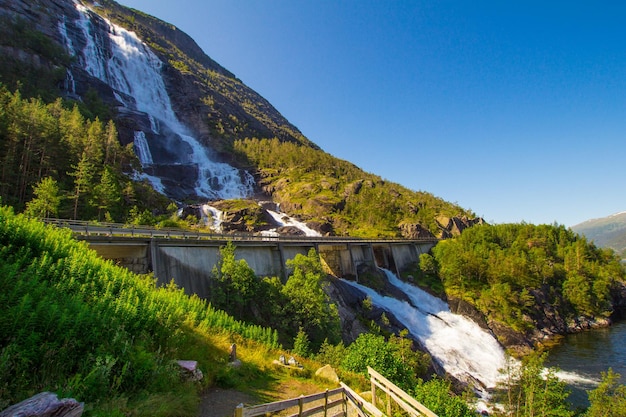 Sommerberg Wasserfall Langfossen am Hang Etne Norwegen