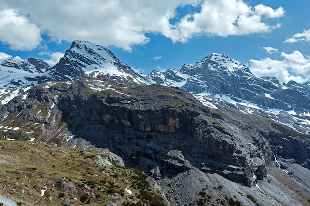 Sommerbergblick vom Stilfserjoch mit Schnee am Hang (Italien)