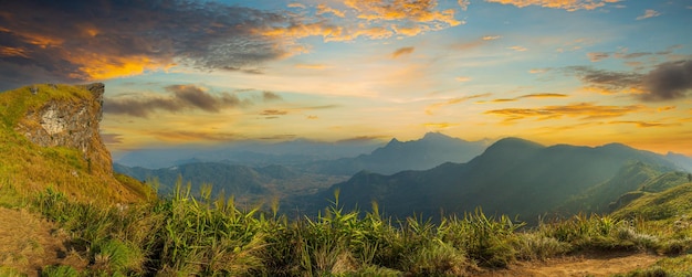 Sommerberglandschaft in Thailand, Panorama der rumänischen Landschaft bei Sonnenuntergang am Abend