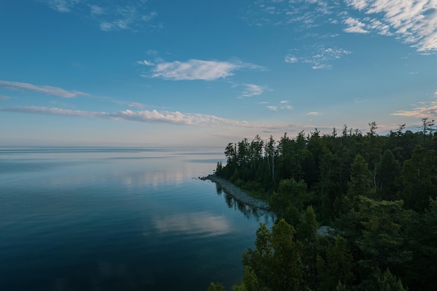 Sommerbilder des Baikalsees am Morgen sind ein Risssee in Südsibirien, Russland. Baikalsee-Sommerlandschaftsansicht. Augenansicht der Drohne.