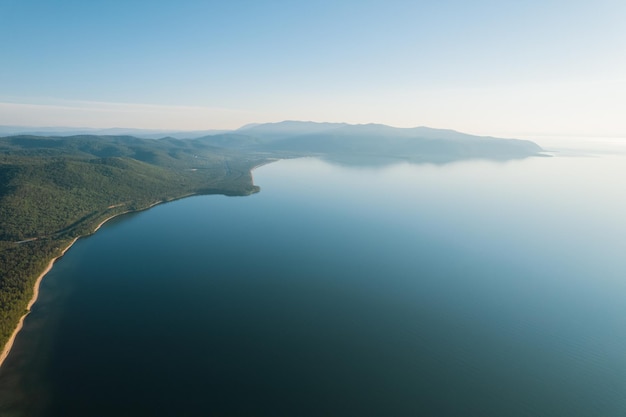 Sommerbilder des Baikalsees ist ein Riftsee in Südsibirien, Russland Baikalsee Sommerlandschaftsansicht von einer Klippe in der Nähe von Omas Bucht. Augenansicht der Drohne.